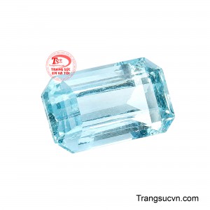 Những đường cắt cân đối giúp ánh sáng phản chiếu hài hòa, làm nổi bật độ trong tự nhiên và chiều sâu cuốn hút của viên đá.