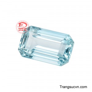 Các giác cắt cân đối giúp ánh sáng phản chiếu mềm mại, làm nổi bật độ trong tự nhiên và chiều sâu của viên đá. 