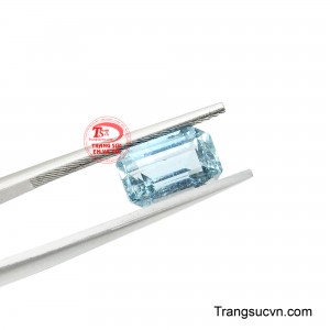 Bên trong vẫn lưu giữ những tinh thể và bao thể thiên nhiên, dấu ấn độc bản được hình thành qua hàng triệu năm, khẳng định giá trị riêng biệt của mỗi viên Aquamarine.