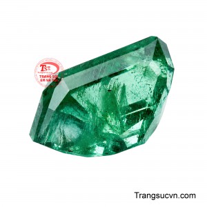 Từng đường cắt được hoàn thiện tinh xảo giúp sắc xanh thiên nhiên của Emerald trở nên sâu lắng hơn.