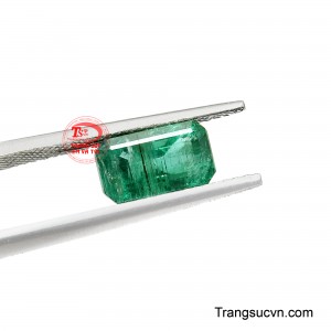 Emerald là viên đá của sự sinh sôi, trí tuệ và thịnh vượng, giúp lan tỏa nguồn năng lượng tích cực, khơi mở vận hội mới và vun đắp sự bình an trong cuộc sống cũng như các mối quan hệ.