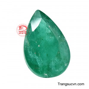 Các giác cắt được hoàn thiện cân đối giúp ánh sáng phản chiếu nhẹ nhàng trên bề mặt, làm nổi bật độ trong và vẻ sống động của Emerald mà vẫn tôn trọng nét đẹp nguyên bản do thiên nhiên tạo tác.