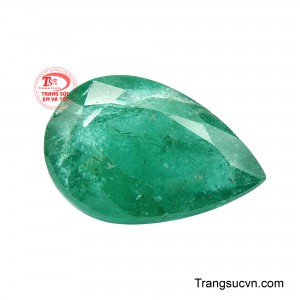 Sắc xanh ngọc tự nhiên lan tỏa dịu mắt, kết hợp cùng những tinh thể đặc trưng được lưu giữ nguyên vẹn, tạo nên chiều sâu cuốn hút và dấu ấn riêng biệt cho từng viên đá. 