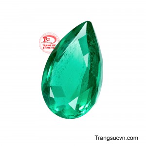 Mỗi đường vân, tinh thể và bao thể tự nhiên bên trong viên đá đều là dấu ấn riêng của quá trình hình thành hàng triệu năm trong lòng đất, tạo nên nét đẹp độc bản không viên nào giống viên nào.