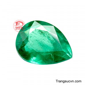 Kiểu cắt giọt nước giúp viên emerald đón sáng một cách tinh tế, tôn lên chiều sâu màu sắc và vẻ đẹp tự nhiên của chất đá.