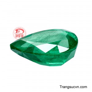 Khi ánh sáng lướt qua các giác cắt, viên đá phản chiếu những tia sáng dịu nhẹ, mang đến cảm giác sang trọng mà vẫn giữ trọn nét chân thực vốn có.