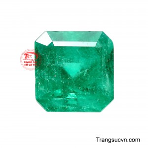 Viên Emerald Hộ Mệnh mang sắc xanh thiên nhiên thuần khiết cùng dáng vuông cân đối, biểu trưng cho sự vững vàng, ổn định và bền bỉ theo thời gian. 