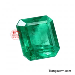 Thiết kế vuông không chỉ tôn lên vẻ đẹp hiện đại mà còn làm nổi bật nét sang trọng đầy tinh tế của viên đá quý. 