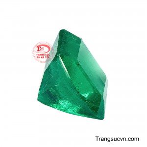 Các giác cắt được chế tác sắc sảo, tạo nên sự giao thoa hài hòa giữa ánh sáng và màu sắc.
