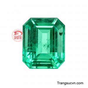 Viên Emerald Hoàng Lục sở hữu dáng chữ nhật cắt góc thanh lịch.