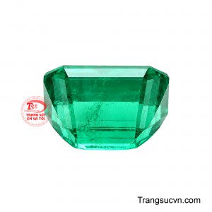 Bề mặt viên đá được chế tác với độ chính xác cao, giúp từng giác cắt tôn lên chiều sâu tự nhiên của Emerald.