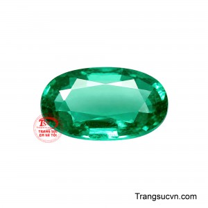 Viên Emerald Hưng Phúc mang sắc xanh lục trong trẻo, sống động, tượng trưng cho sự sinh sôi, thịnh vượng và hạnh phúc bền lâu. 