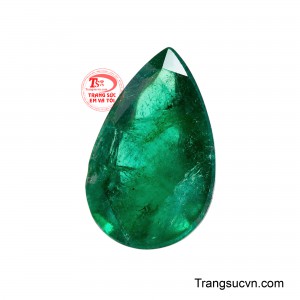 Kiểu cắt giọt nước được chế tác cân đối giúp ánh sáng lan tỏa nhẹ nhàng trên từng giác cắt.