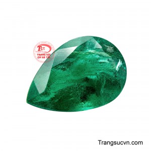 Với sắc xanh thanh lịch cùng dáng giọt nước tinh tế, Viên Emerald Kim Phúc là lựa chọn lý tưởng để chế tác nhẫn, mặt dây chuyền hoặc trang sức thiết kế riêng.