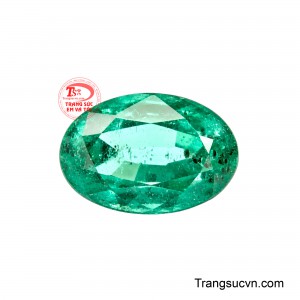 Viên Emerald Lục Bảo Kim Phúc mang vẻ đẹp thanh lịch trong dáng cắt oval cân đối.
