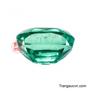 Ẩn sâu bên trong là những tinh thể và bao thể tự nhiên được hình thành qua hàng triệu năm kiến tạo địa chất. 