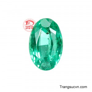 Mỗi dấu vết đều là minh chứng cho nguồn gốc thiên nhiên, góp phần tạo nên giá trị độc bản mà không một viên Emerald nào hoàn toàn giống nhau. 