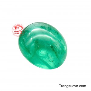 Màu xanh sâu lắng hòa quyện cùng độ trong tự nhiên tạo nên một tổng thể sang trọng, khiến viên đá trở thành điểm nhấn đầy cuốn hút trong mọi thiết kế trang sức.