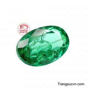 Sắc xanh lục đặc trưng hòa quyện cùng độ trong tự nhiên tạo nên chiều sâu cuốn hút, khẳng định vẻ đẹp nguyên bản mà thiên nhiên đã kiến tạo qua hàng triệu năm.
