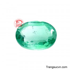 Thiết kế oval mềm mại giúp viên đá tỏa sáng từ mọi góc nhìn, đồng thời tôn lên chiều sâu tự nhiên và vẻ đẹp tinh tế vốn có của Emerald.