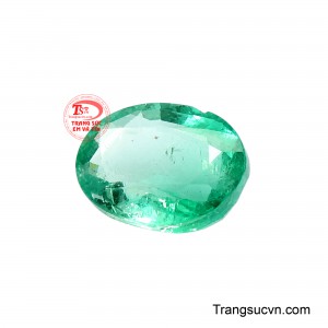 Mỗi giác cắt được chế tác cân xứng, cho phép ánh sáng lan tỏa nhẹ nhàng trên bề mặt, làm nổi bật độ trong và những tinh thể đặc trưng bên trong viên đá.