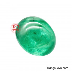 Tôn vinh trọn vẹn sắc xanh lục đặc trưng của ngọc lục bảo.