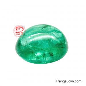 Dưới ánh sáng, bề mặt cabochon phản chiếu ánh quang dịu nhẹ, làm ẩn hiện các tinh thể tự nhiên được kiến tạo qua hàng triệu năm. 