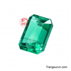 Từng giác cắt được hoàn thiện tỉ mỉ giúp tôn lên sắc xanh thiên nhiên đặc trưng của Emerald