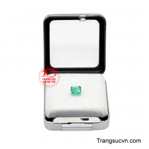 Viên Emerald Phúc Lộc đặc biệt phù hợp để chế tác nhẫn cao cấp, mặt dây chuyền hoặc trang sức theo yêu cầu.