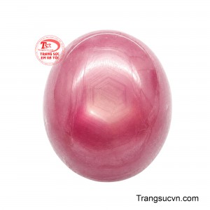 Viên Ruby Phúc Khí Sở hữu sắc đỏ hồng tự nhiên đầy cuốn hút.