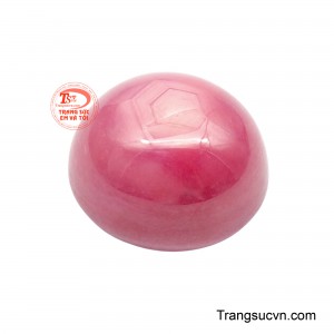 Được chế tác theo dáng cabochon với bề mặt đánh bóng hoàn hảo, viên Ruby mang lại hiệu ứng ánh sáng dịu nhẹ, tôn lên độ sâu và sự sống động của màu đá.