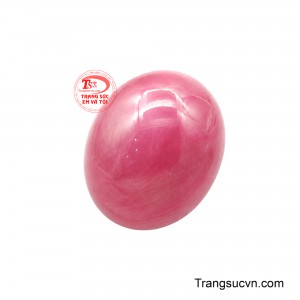 Viên Ruby thiên nhiên nhỏ xinh mang sắc hồng đỏ dịu dàng nhưng đầy sức sống.