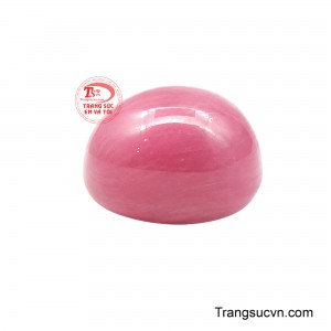 Vẻ đẹp mộc mạc nhưng cuốn hút của Ruby thiên nhiên khiến viên đá trở thành lựa chọn lý tưởng để chế tác nhẫn, mặt dây chuyền, hoa tai hay các thiết kế trang sức mang phong cách tối giản.