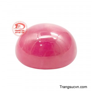 Viên đá sở hữu độ phản chiếu ánh sáng ấn tượng, tôn lên chiều sâu màu sắc cùng vẻ lấp lánh đầy mê hoặc.