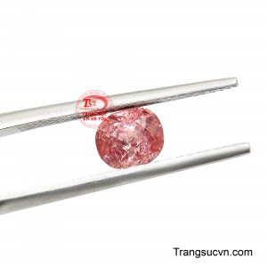 Viên Spinel Bình An không chỉ sở hữu sắc hồng cam hiếm gặp đầy sức sống mà còn là biểu tượng của sự cân bằng, hạnh phúc và khởi đầu tốt đẹp.