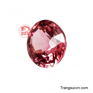 Tông màu hồng sẫm giàu chiều sâu kết hợp với độ trong tự nhiên giúp viên đá phản chiếu ánh sáng rực rỡ, làm nổi bật từng giác cắt tinh xảo và vẻ đẹp bền vững của Spinel thiên nhiên. 