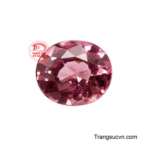 Dáng oval mềm mại không chỉ tôn lên sự cân đối của viên đá mà còn mang đến cảm giác thanh thoát, giúp viên Spinel trở nên nổi bật khi chế tác thành các thiết kế trang sức cao cấp.