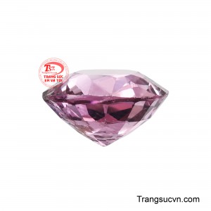 Kiểu cắt tròn được xem là biểu tượng của sự trọn vẹn và bền vững, đồng thời tối ưu khả năng phản chiếu ánh sáng, làm nổi bật độ trong và vẻ lấp lánh của Spinel thiên nhiên. 