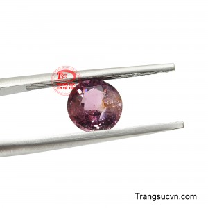 Mỗi tia sáng phản chiếu từ các giác cắt đều góp phần tôn lên nét rực rỡ vừa đủ, mang đến cảm giác tinh tế nhưng không kém phần nổi bật.