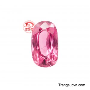 Viên Spinel May Mắn sở hữu dáng oval thuôn dài cùng sắc hồng tự nhiên đầy cuốn hút.