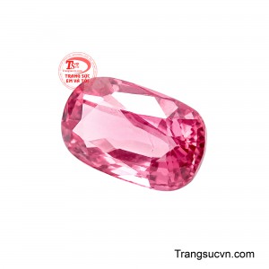 Thiết kế dáng đá cân đối giúp tôn lên chiều sâu màu sắc, đồng thời tạo hiệu ứng viên đá thon gọn, sang trọng khi được chế tác thành nhẫn, mặt dây chuyền hoặc các mẫu trang sức cao cấp. 