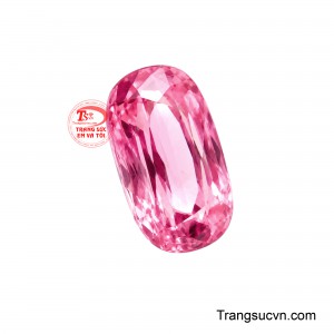 Được cắt giác tỉ mỉ, viên Spinel phản chiếu ánh sáng rực rỡ từ nhiều góc nhìn, làm nổi bật sắc hồng trong trẻo pha chút ấm áp. 