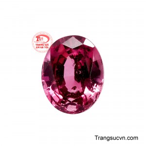 Viên Spinel Như Ý Mang dáng oval cân đối cùng sắc hồng nâu sẫm độc đáo, gây ấn tượng bởi vẻ đẹp trầm ấm, sang trọng và đầy chiều sâu. 