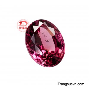 Các giác cắt được chế tác tỉ mỉ trên dáng oval giúp phản chiếu ánh sáng một cách mềm mại, làm nổi bật độ trong tự nhiên và chiều sâu của viên Spinel.
