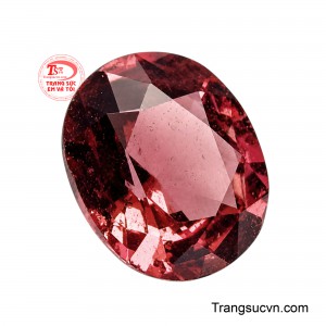 Màu đỏ sâu lắng kết hợp cùng độ trong tự nhiên giúp viên đá tỏa ra vẻ đẹp sang trọng, nổi bật dưới mọi góc nhìn, dễ dàng trở thành điểm nhấn hoàn hảo trên bất kỳ món trang sức nào. 
