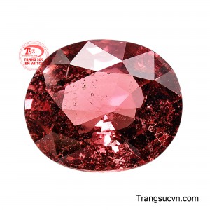 Kiểu cắt oval không chỉ tôn lên chiều sâu và độ lấp lánh của viên Spinel mà còn mang ý nghĩa của sự viên mãn, cân bằng và phát triển bền vững.
