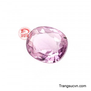 Viên Spinel Phúc Khí gây ấn tượng bởi vẻ đẹp vừa ngọt ngào, vừa bí ẩn. 