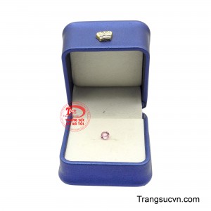 Theo quan niệm của những người yêu đá quý, Spinel được xem là viên đá của nguồn năng lượng tích cực, góp phần thu hút may mắn, lan tỏa sự bình an và tiếp thêm niềm tin để chủ nhân tự tin đón nhận những cơ hội mới.