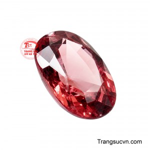 Thiết kế thuôn dài giúp viên đá tạo cảm giác thanh lịch, tôn lên hiệu ứng ánh sáng, khiến từng giác cắt phản chiếu rực rỡ và cuốn hút trong mọi chuyển động. 