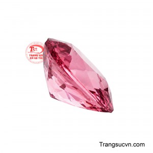 Sắc hồng phớt nâu gợi cảm giác vững vàng nhưng không kém phần tinh tế, như lời chúc về tài lộc bền lâu, sự hanh thông trong công việc và những thành quả được vun đắp bằng nỗ lực và trí tuệ.